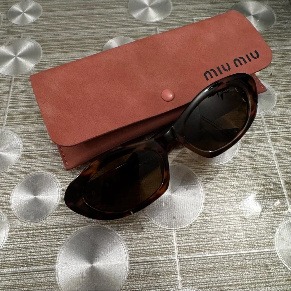 Miu Miu Brown Tortoise Sunglasses with Pink Case - Picture 4 of 6